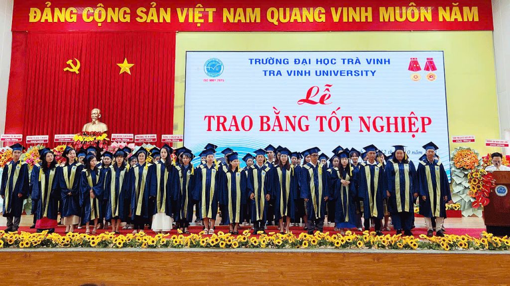 Hàng ngàn sinh viên trên cả nước tốt nghiệp hệ từ xa TVU