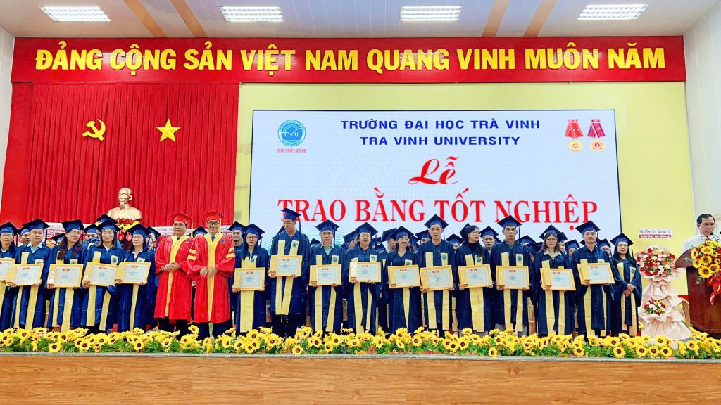 Sinh viên hệ đại học từ xa trường Đại học Trà Vinh nhận bằng tốt nghiệp