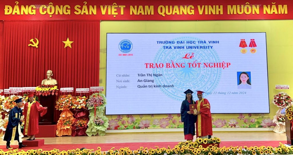 Cử nhân Trần Thị Ngân, tốt nghiệp Đại học ngành Quản trị kinh doanh khoá 2022