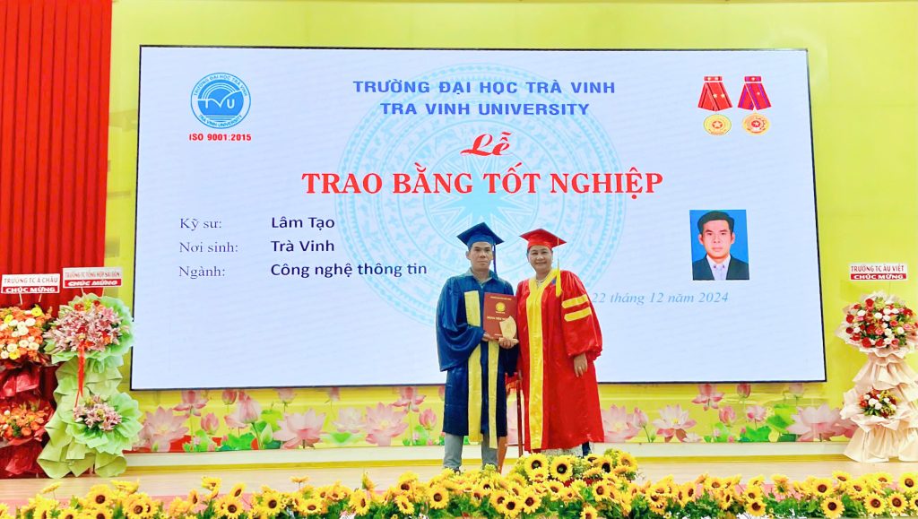 Tân kỹ sư nhận bằng tốt nghiệp