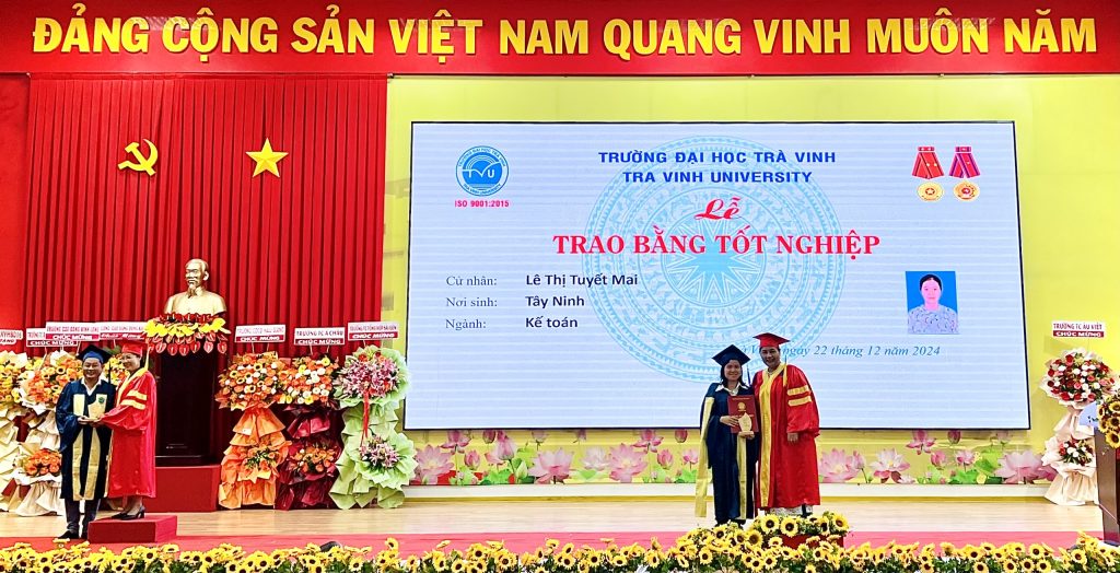 Cử nhân Lê Thị Tuyết Mai, tốt nghiệp Đại học ngành Kế toán khoá 2022