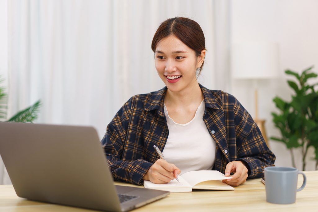 Hệ đại học từ xa (Distance learning) là một hình thức giáo dục mà người học không cần phải trực tiếp đến trường.