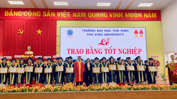 Sinh viên tốt nghiệp hệ từ xa tại TVU