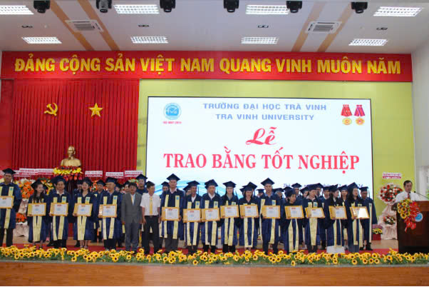 Sinh viên hệ từ xa trong ngày nhận bằng danh giá