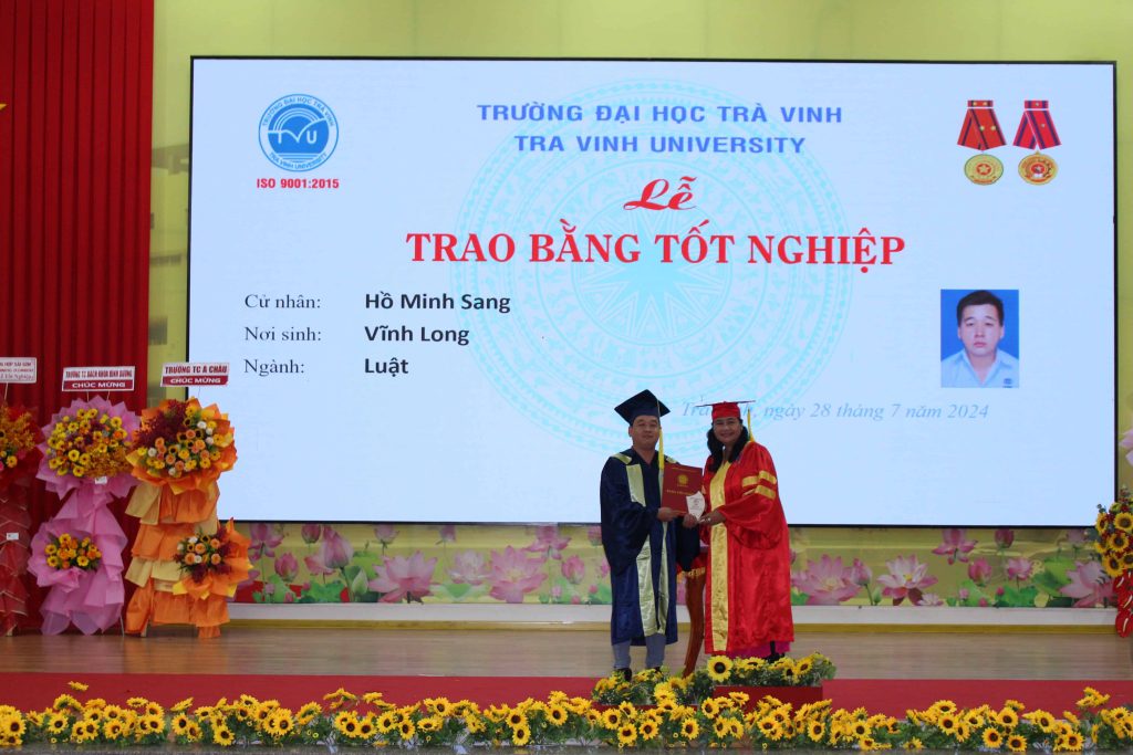 Tân cử nhân ngành Luật nhận bằng tốt nghiệp chương trình Đào tạo hệ từ xa của Trường Đại học Trà Vinh