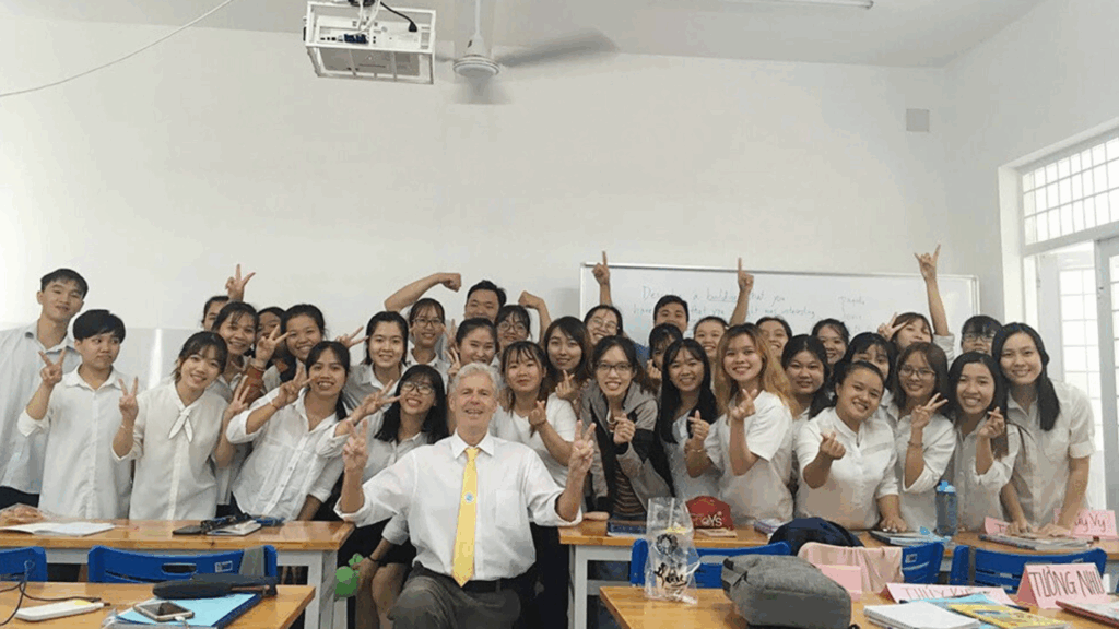 Sinh viên Trường Đại học Trà Vinh – ngành Ngôn Ngữ Anh trong buổi học đầy năng lượng cùng giảng viên quốc tế.
