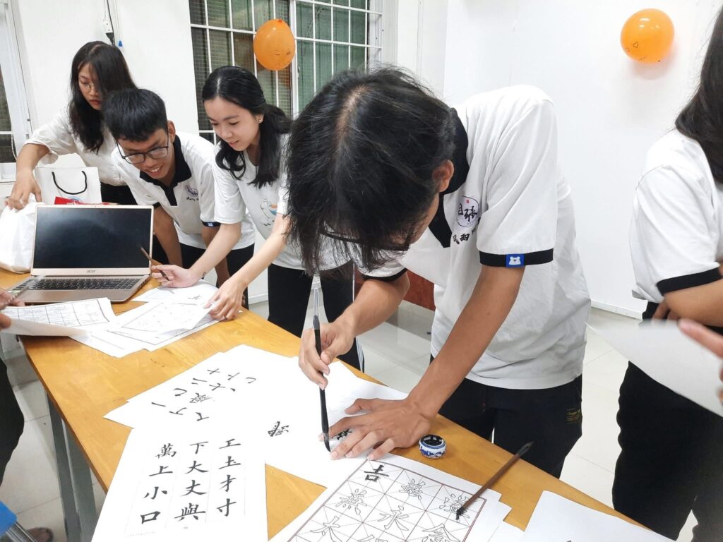 Sinh viên luyện viết chữ Hán.