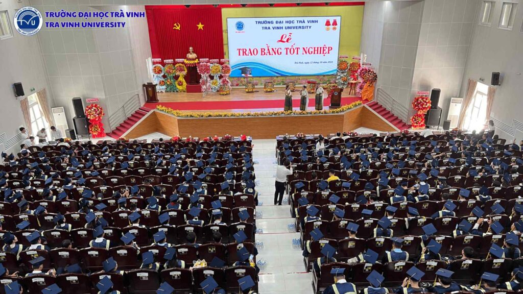 Hình ảnh: Không khí tại buổi trao bằng tốt nghiệp cho các tân cử nhân, kỹ sư TVU