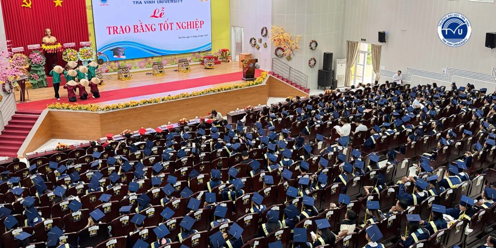 Không khí tại buổi lễ tốt nghiệp hệ từ xa