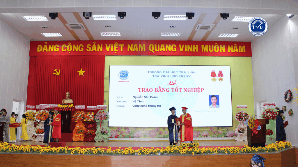 Sinh viên ngành CNTT nhận bằng tốt nghiệp 