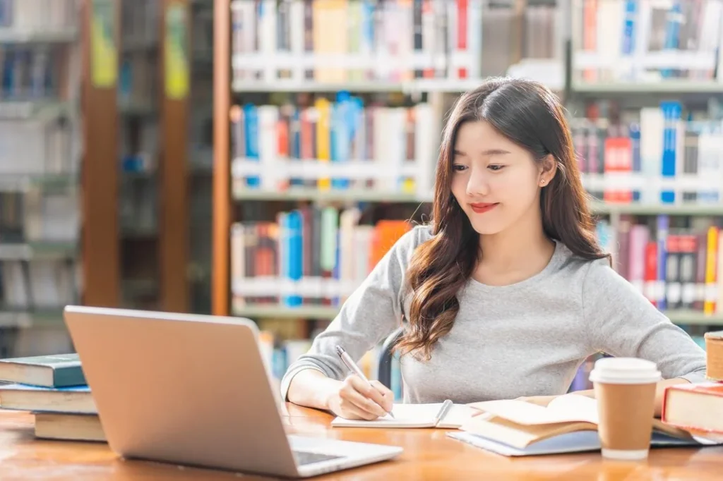 Học viên học trực tuyến hệ đào tạo từ xa