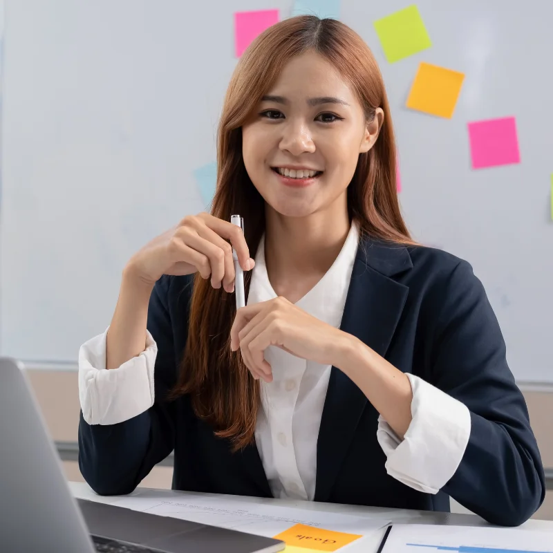 Nữ nhân viên văn phòng cười tươi